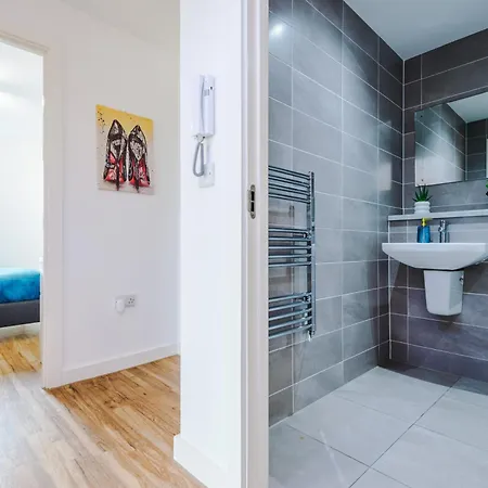 Lux Livin' - Luxury 2 Bed With Skyline View & 24 Hour Gym