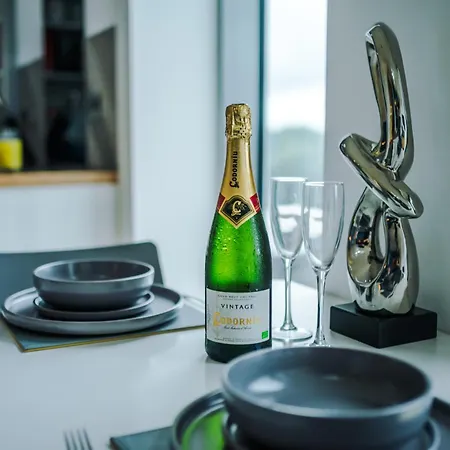Lux Livin' - Luxury 2 Bed With Skyline View & 24 Hour Gym Apartment