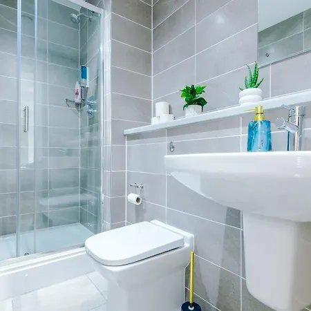 Lux Livin' - Luxury 2 Bed With Skyline View & 24 Hour Gym Manchester