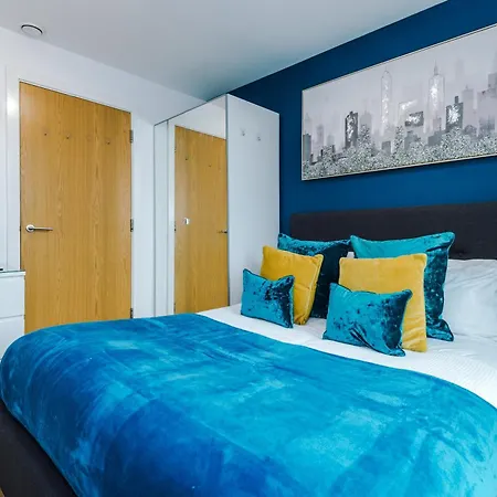 Lux Livin' - Luxury 2 Bed With Skyline View & 24 Hour Gym Apartment *