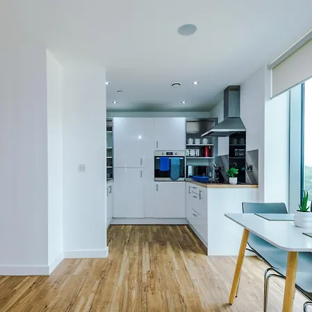 Lux Livin' - Luxury 2 Bed With Skyline View & 24 Hour Gym Apartment *