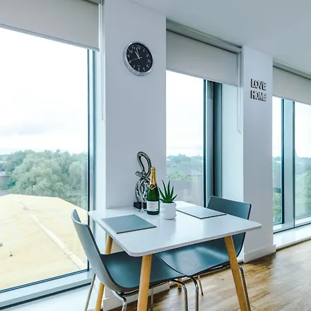 Apartment Lux Livin' - Luxury 2 Bed With Skyline View & 24 Hour Gym *