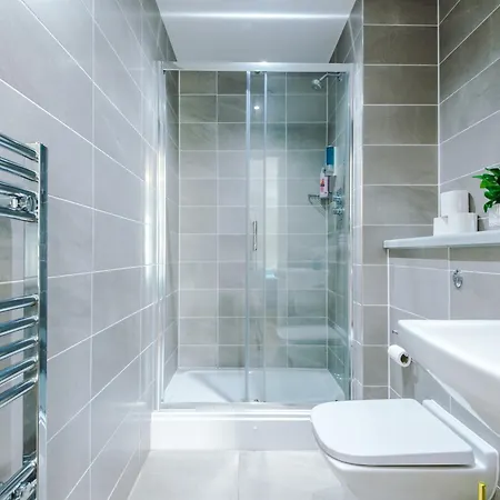 Lux Livin' - Luxury 2 Bed With Skyline View & 24 Hour Gym Apartment
