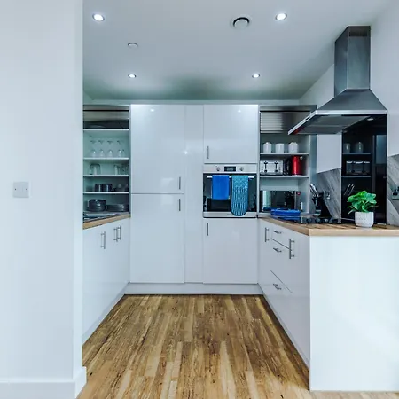 Lux Livin' - Luxury 2 Bed With Skyline View & 24 Hour Gym