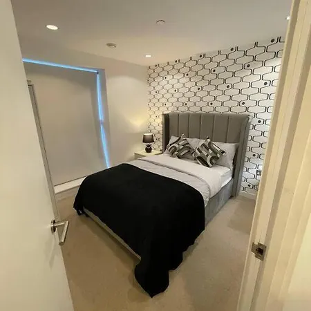 Skyline Retreat Apartment *