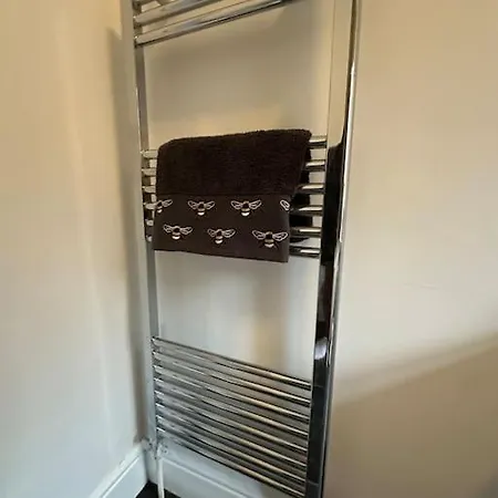 Near Etihad And Coop Live, Free Parking 3 Bed House *