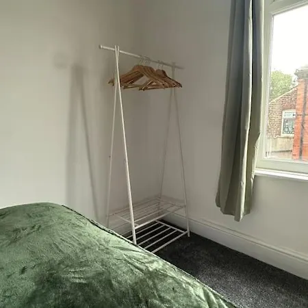 Near Etihad And Coop Live, Free Parking 3 Bed House