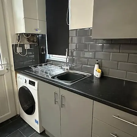 Near Etihad And Coop Live, Free Parking 3 Bed House Holiday home *
