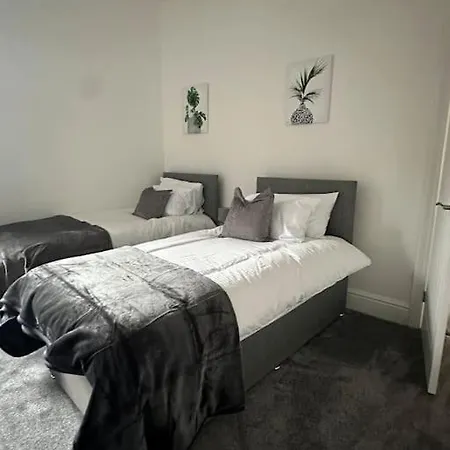 Holiday home Near Etihad And Coop Live, Free Parking 3 Bed House Manchester
