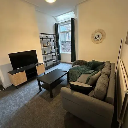 Near Etihad And Coop Live, Free Parking 3 Bed House Holiday home