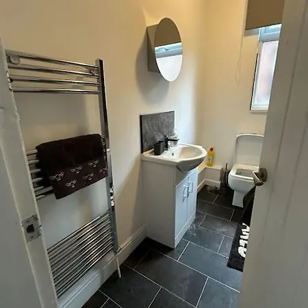 Holiday home Near Etihad And Coop Live, Free Parking 3 Bed House *