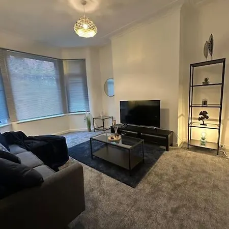 Near Etihad And Coop Live, Free Parking 3 Bed House *