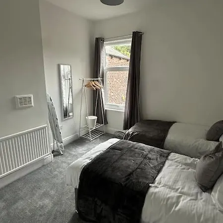 Near Etihad And Coop Live, Free Parking 3 Bed House Holiday home