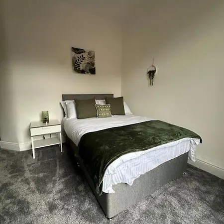 Near Etihad And Coop Live, Free Parking 3 Bed House *