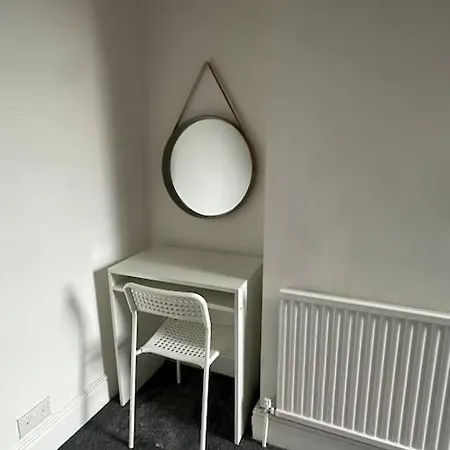 Near Etihad And Coop Live, Free Parking 3 Bed House