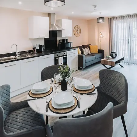 Ideal Near Old Trafford Apartment