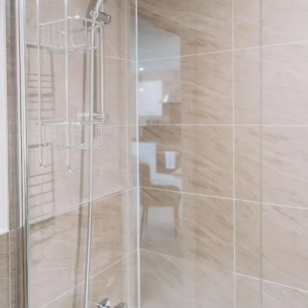 Ideal Near Old Trafford *