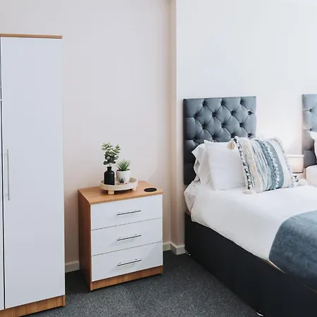 Ideal Near Old Trafford Apartment