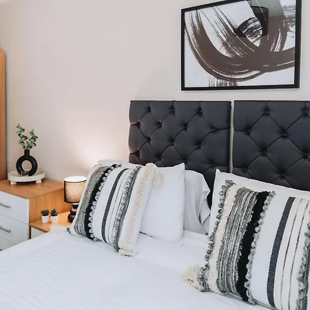 Ideal Near Old Trafford Apartment