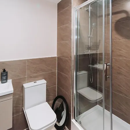 Ideal Near Old Trafford Apartment