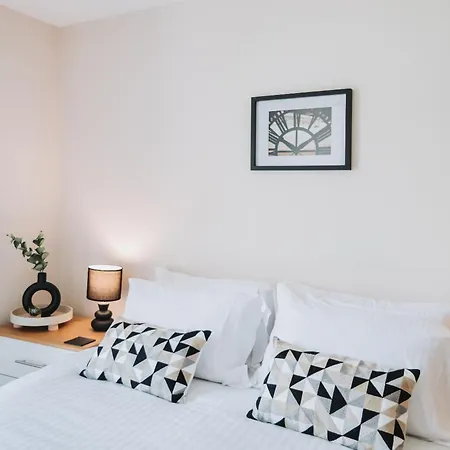 Ideal Near Old Trafford Apartment