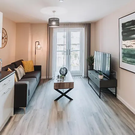 Ideal Near Old Trafford Apartment