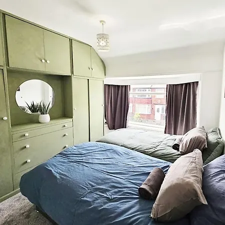 Audenshaw, Apartment *
