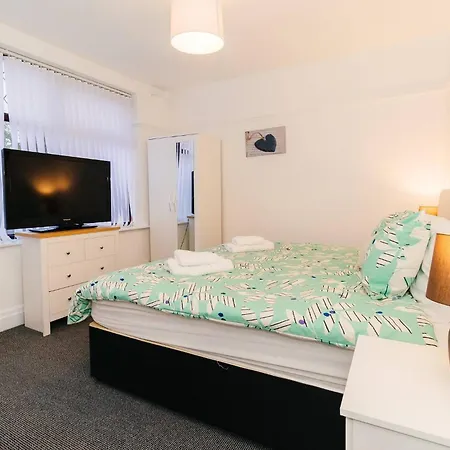 Apartment Sleek Shared Abode Sleeps For 2 Guests