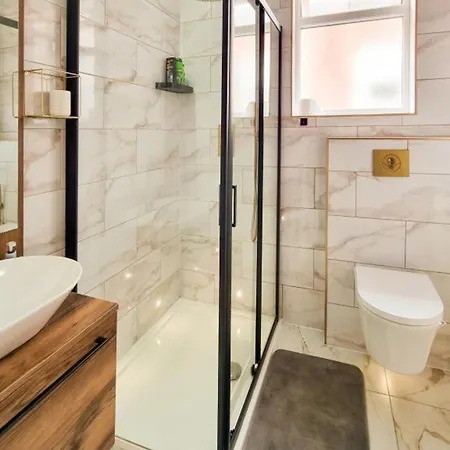 Clarence Co-living - Private Self-cater * Manchester