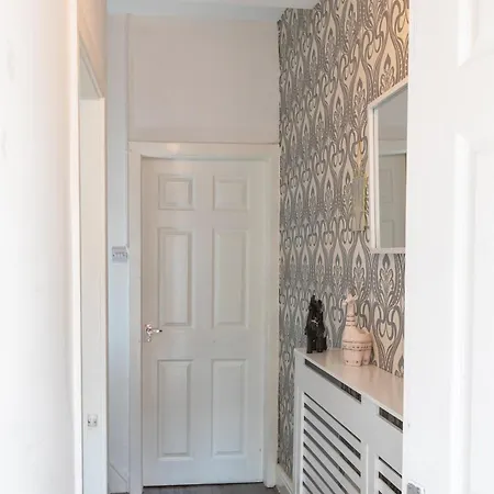 The Upside Down House Near Coop Live Arena , Etihad And Mcr Centre 別荘