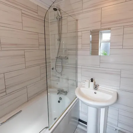 Ferienhaus The Upside Down House Near Coop Live Arena , Etihad And Mcr Centre