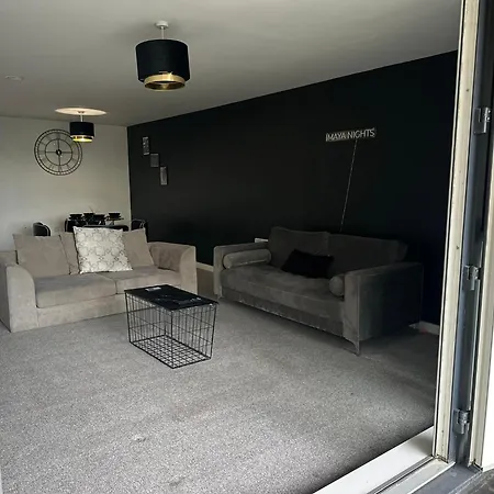 Stunning 2bd With River View 5min To Centre Apartment *