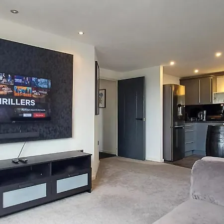 Modern Penthouse 3 Bed 2 Bath Apt مانشستر