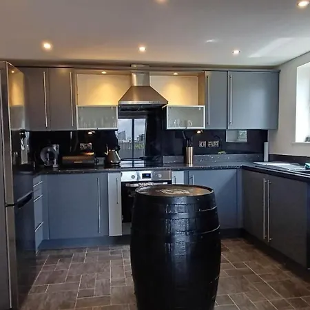 Modern Penthouse 3 Bed 2 Bath Apt