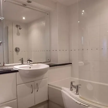 Modern Penthouse 3 Bed 2 Bath Apt شقة *