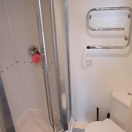 Modern Penthouse 3 Bed 2 Bath Apt *