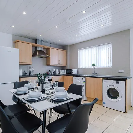 Holiday home New! Modern 2-bed House In By 53 Degrees Property, Ideal For Business & Contractors - Sleeps 7! Manchester