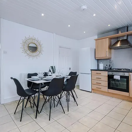 New! Modern 2-bed House In By 53 Degrees Property, Ideal For Business & Contractors - Sleeps 7! *