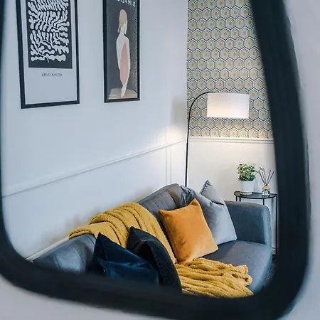 New! Modern 2-bed House In By 53 Degrees Property, Ideal For Business & Contractors - Sleeps 7!