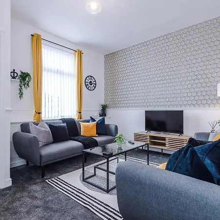 New! Modern 2-bed House In By 53 Degrees Property, Ideal For Business & Contractors - Sleeps 7! Holiday home *