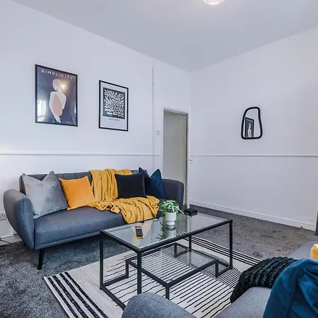 New! Modern 2-bed House In By 53 Degrees Property, Ideal For Business & Contractors - Sleeps 7! Holiday home Manchester