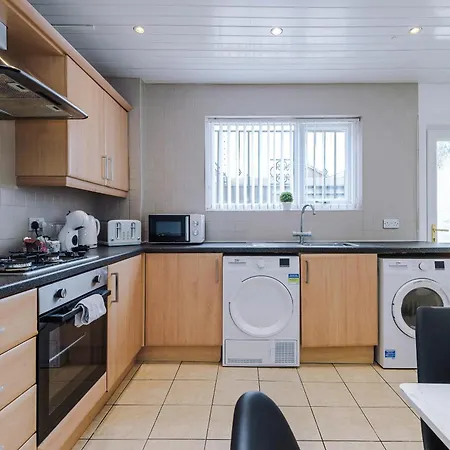 New! Modern 2-bed House In By 53 Degrees Property, Ideal For Business & Contractors - Sleeps 7! Holiday home