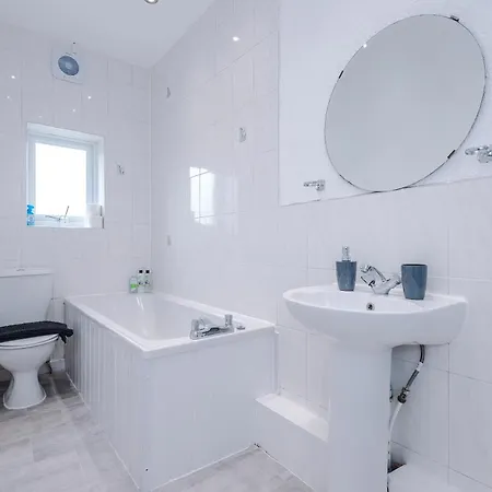 New! Modern 2-bed House In By 53 Degrees Property, Ideal For Business & Contractors - Sleeps 7! Ferienhaus *