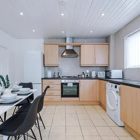 New! Modern 2-bed House In By 53 Degrees Property, Ideal For Business & Contractors - Sleeps 7! Holiday home Manchester