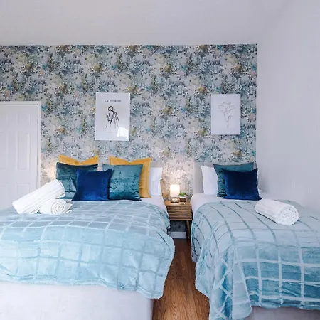 New! Modern 2-bed House In By 53 Degrees Property, Ideal For Business & Contractors - Sleeps 7! Holiday home