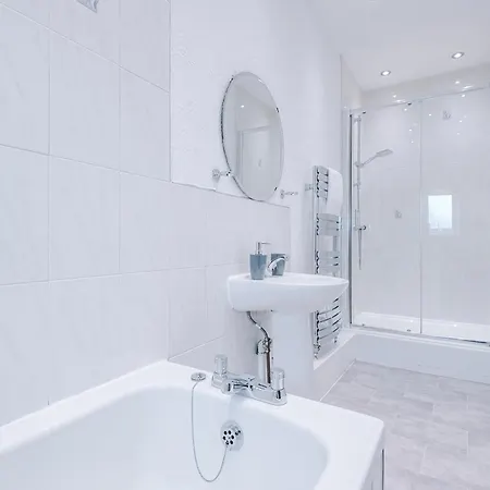 New! Modern 2-bed House In By 53 Degrees Property, Ideal For Business & Contractors - Sleeps 7! Prázdninový dům *