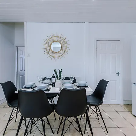 New! Modern 2-bed House In By 53 Degrees Property, Ideal For Business & Contractors - Sleeps 7!