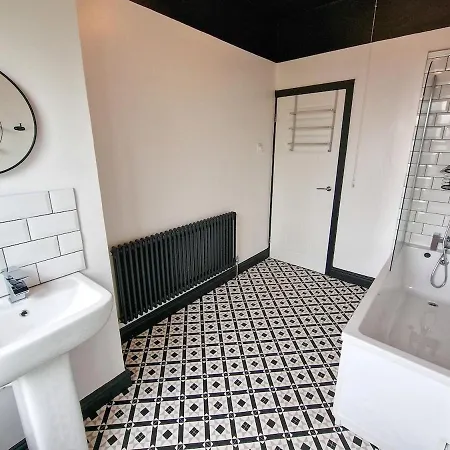 2 Bed Near Centre By Superhost *