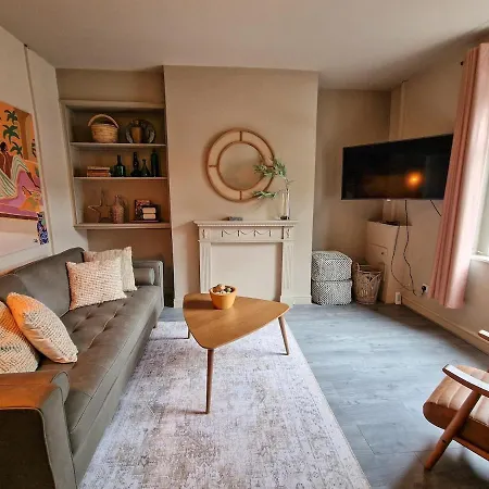 Holiday home 2 Bed Near Centre By Superhost *