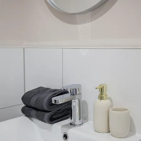 Modern 2bd In *